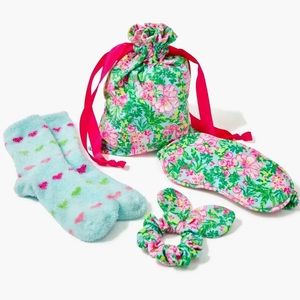 NWT Lilly Pulitzer Snuggle In Pouch Seasalt Blue Fruity Flamingo